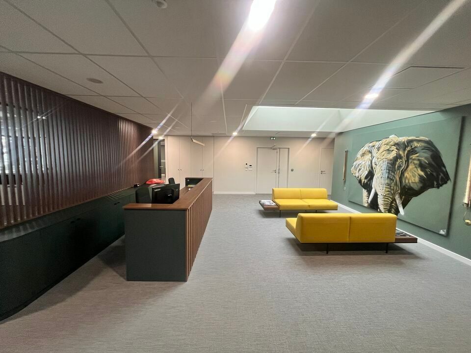 A Bruges, un immeuble datant de 2023 d'une surface de 1 255 m² de bureaux en R+1 proposés à la location 