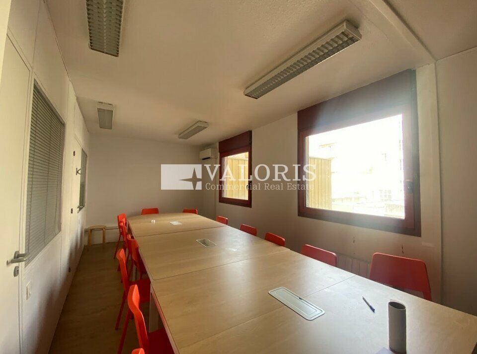 Valoris Real Estate vous propose des bureaux avec parkings à la location au sein d'un immeuble tertiaire situé à la limite de Lyon 6 et Villeurbanne. Immeuble dont les parties communes ont été rénovés.