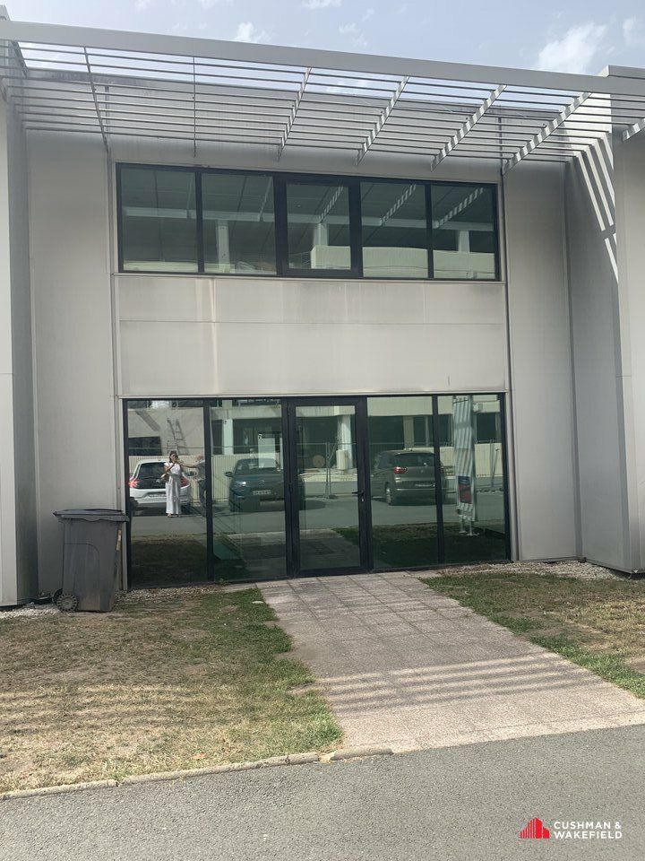 A Mérignac, Avenue JFK, dans un immeuble tertiaire de bon standing, bureaux à louer
