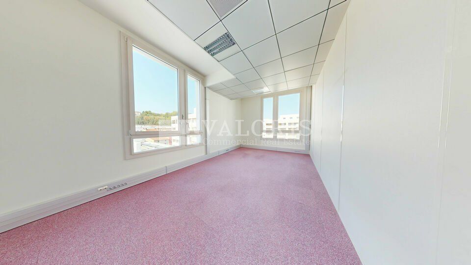 Sur les quais, au sein d'un immeuble offrant une très belle vue sur la Saône, venez découvrir à la location des bureaux cloisonnés.