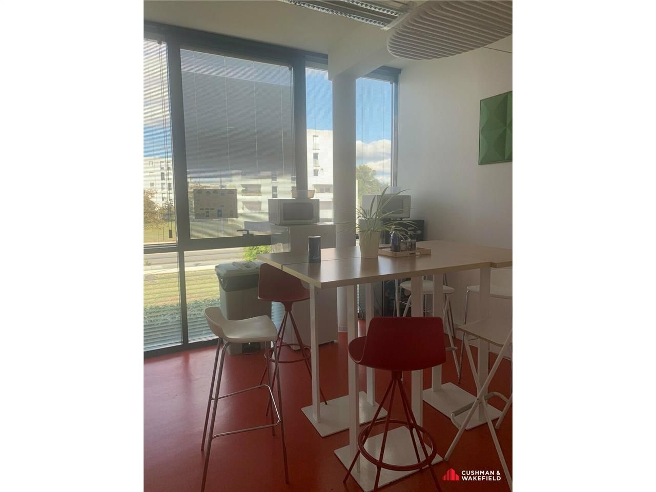 A Bruges, Parc Chavailles II, une surface d'environ 250 m² en sous-location