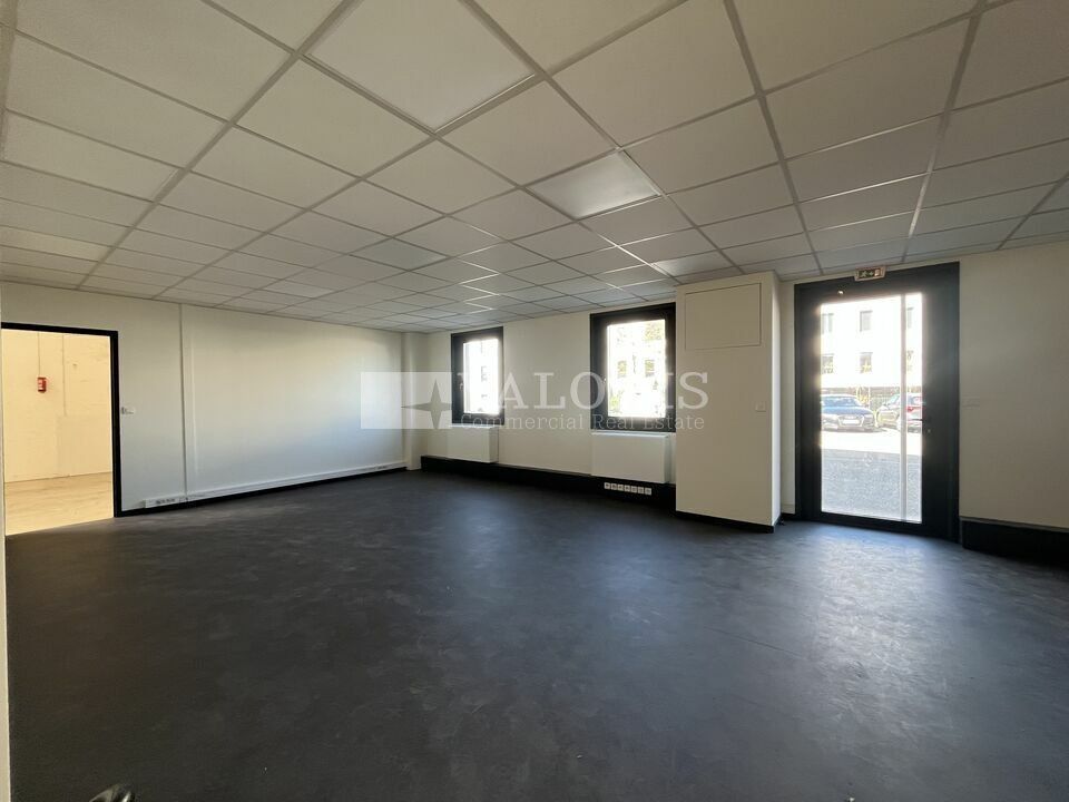 Valoris Real Estate vous propose à la location des locaux d'activités rénovés au sein d'un parc d'activités situé au coeur de la Techlid, à proximité de l'autoroute et des commodités.