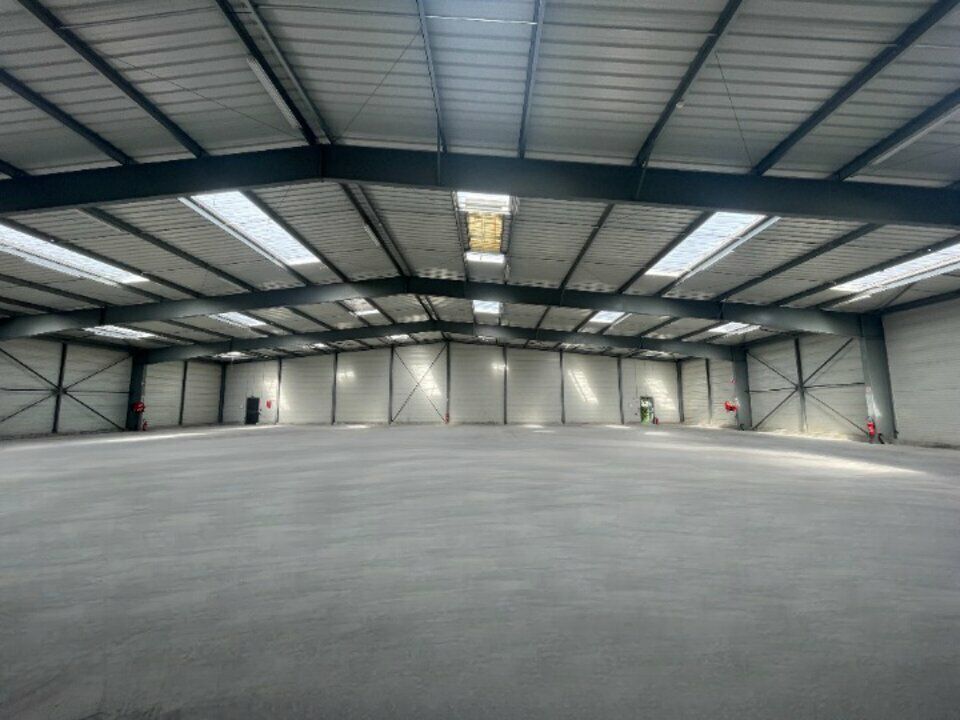 local d'activité 1325 m² CARPIQUET 