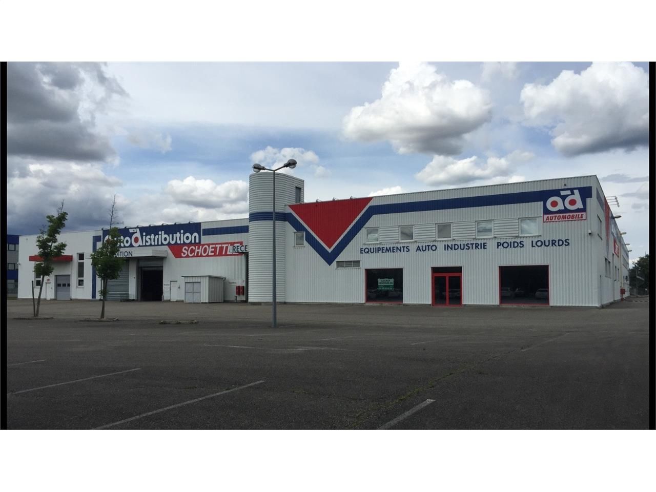 Location local d''activites 2003 m² divisibles à partir de 2003 m²