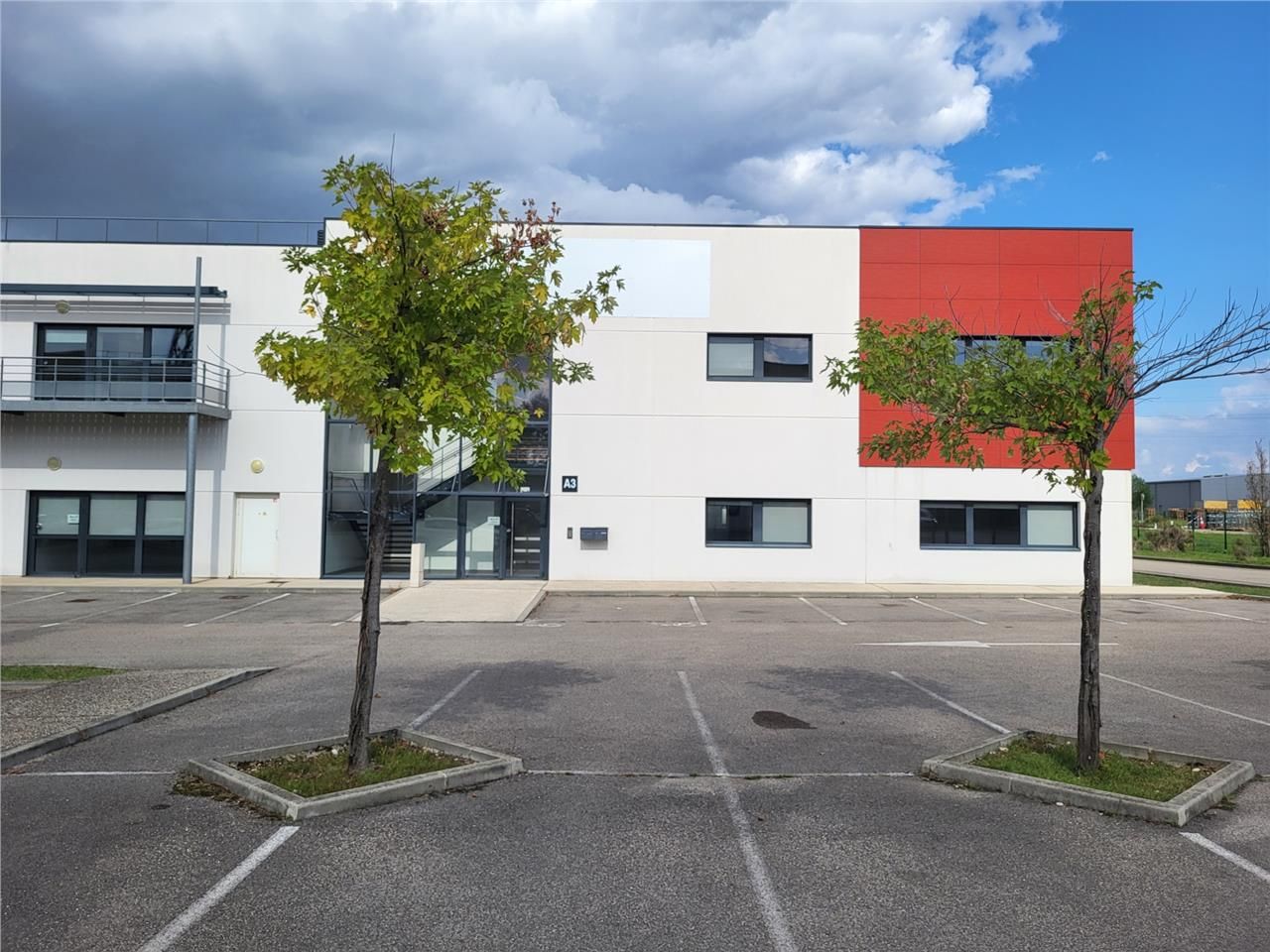 Location local 1458 m² à Saint-Priest