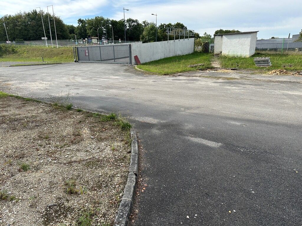 Location loft/atelier/surface 950 m² à NERSAC