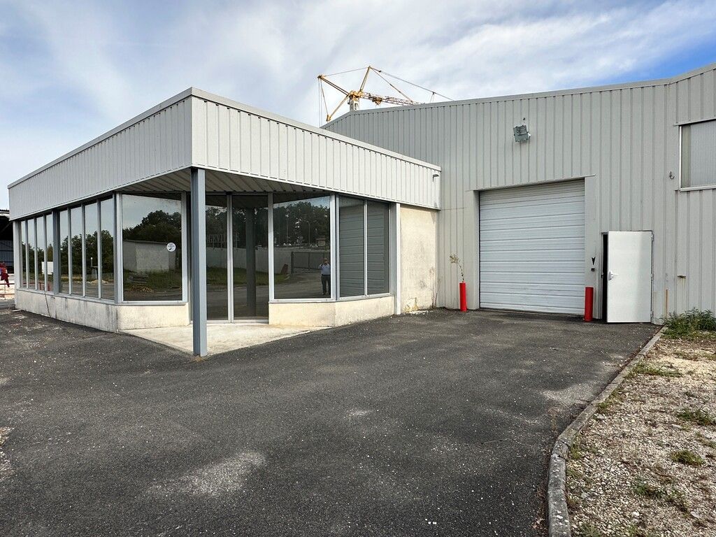 A louer, local d'activités avec vitrine, bureaux et entrepôt de 