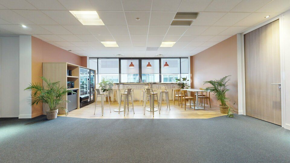 1498 m² pour ce bureaux en location à Saint priest