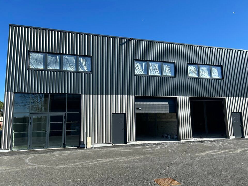 Location local d''activites 6474 m² divisibles à partir de 213 m²