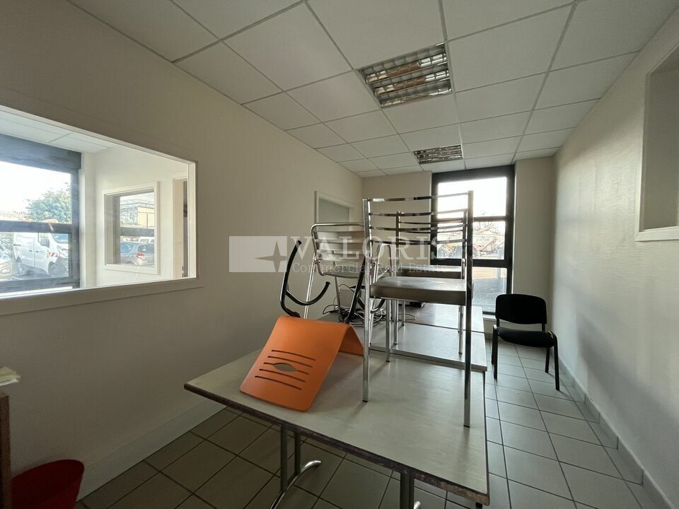 Valoris Real Estate vous propose à la location un local d'activité d'une surface totale de 366 m² idéalement situé à Rillieux la Pape en très bon état général. Les locaux sont disponibles immédiatement. 