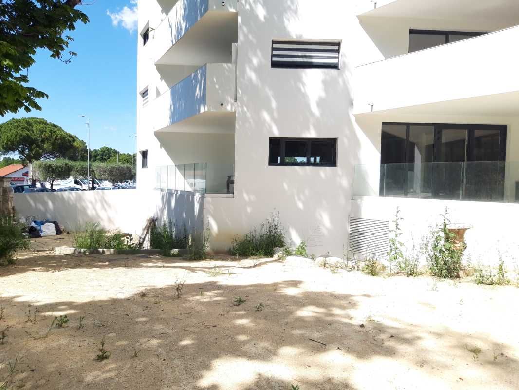 A louer, locaux mixtes commerces / bureaux d'environ 190 m² situé dans le quartier de la Pompignane.