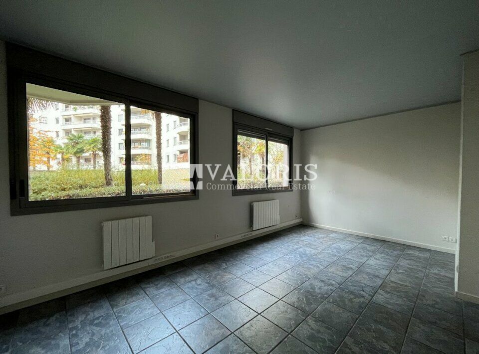 VALORIS REAL ESTATE vous propose à la location une surface de bureaux / commerce de 160 m² avec 3 places de stationnement en sous-sol. L'actif se situe à proximité du pôle multimodal de Charpennes. 