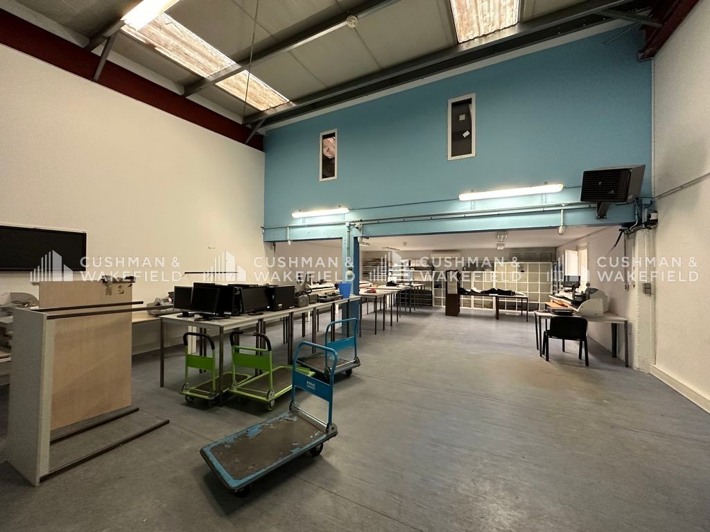 Location activités 800 m² divisibles à partir de 390 m²