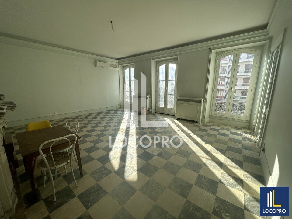 À LOUER BUREAUX DE 250M2 DANS LE CARRE D'OR