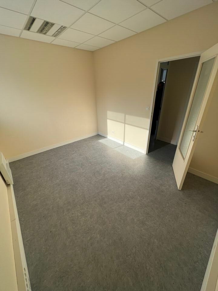 TOURS SUD SAINT-AVERTIN GRANGES GALAND - A VENDRE BUREAUX 268 M² 9 PARKINGS DIVISIBLE