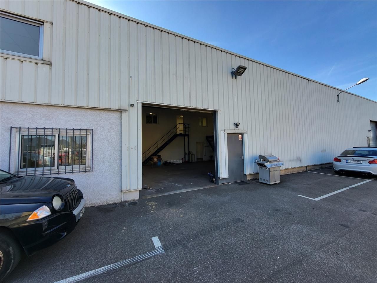 Location local 188 m² à Décines-Charpieu