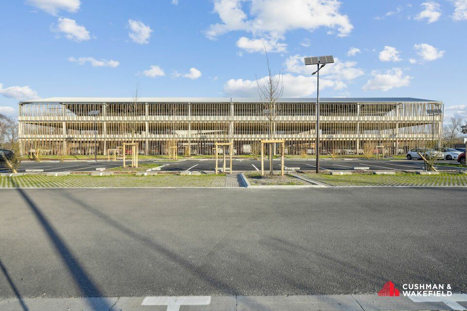 Bureaux à la location de 3 111 m² divisibles à partir de 308 m²