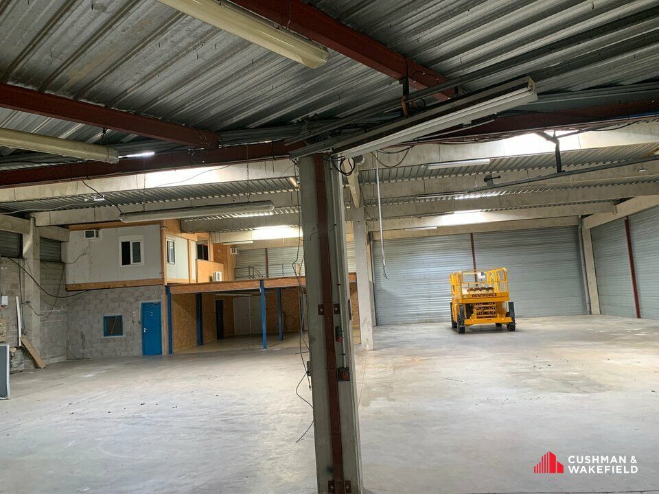 Location local d''activites 900 m² non divisibles