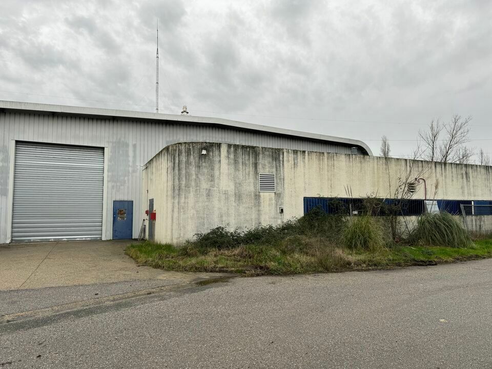 Location local d''activites 2413 m² non divisibles