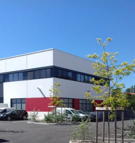 Location local 686 m² à Dardilly