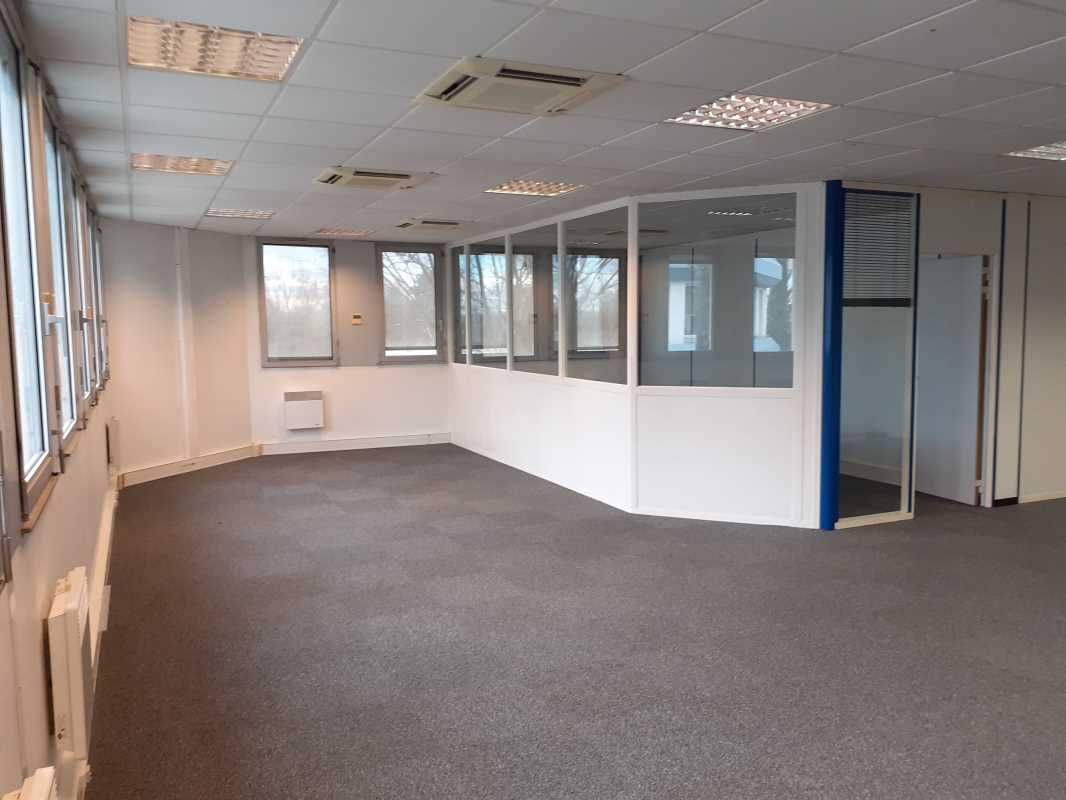 Au sein du parc tertiaire de Saint-Exupéry à Bron, nous vous proposons à la location en R+1 143 m² de bureau et 5 places de parking inclus.