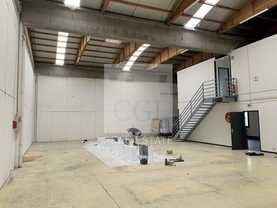 À LOUER – LOCAL D'ACTIVITÉS DE 440 m² – DARDILLY – AVEC BUREAUX ET BELLE HAUTEUR