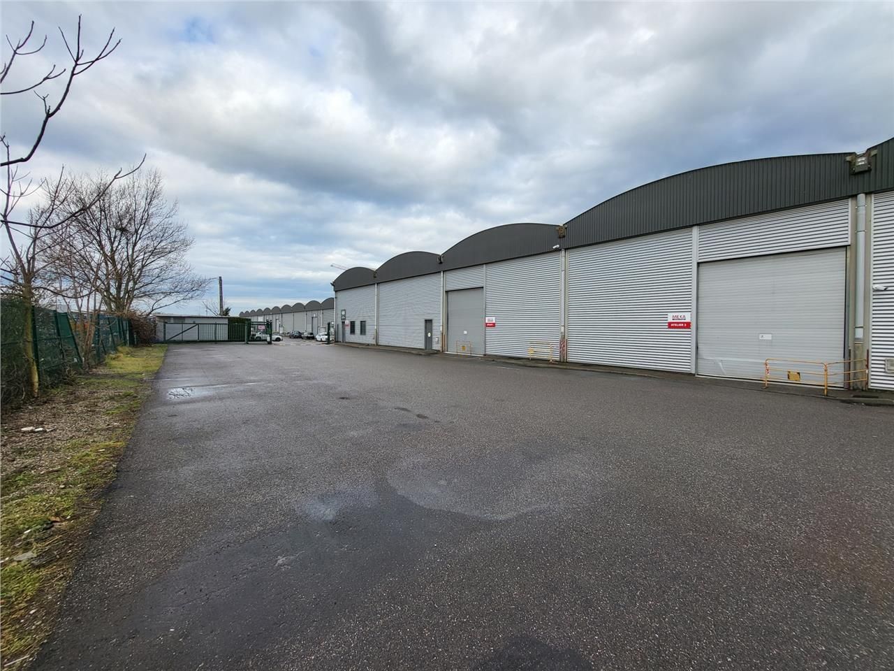 Location local 2470 m² à Saint-Priest