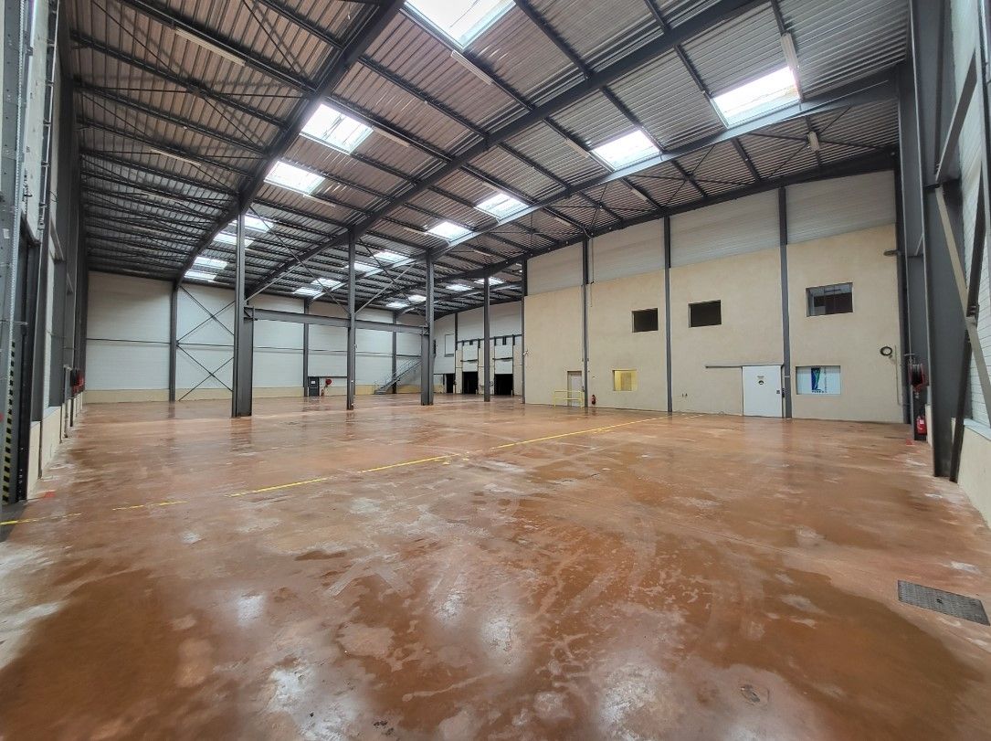 Location local 2600 m² à Lozanne