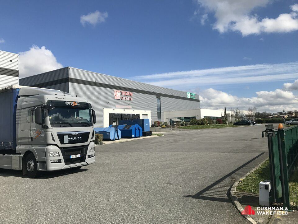 Location local 7088 m² non divisibles