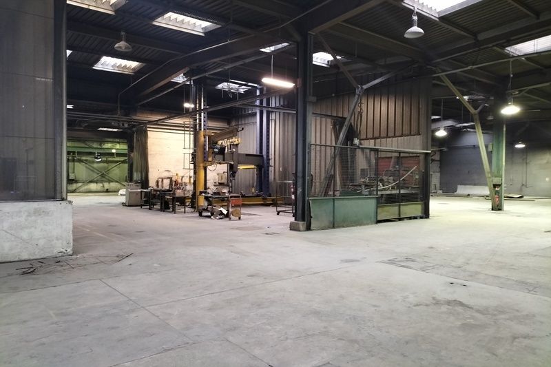 Local d'activité de 2 200 m² sur St Priest disponible à la location.