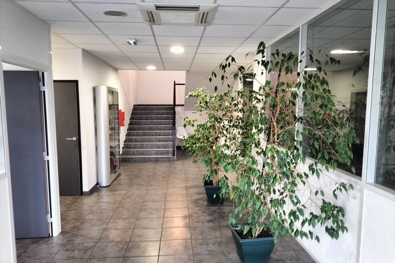 A louer un local d'activité de 1085 m² avec 20 places de parking à Saint-Priest.