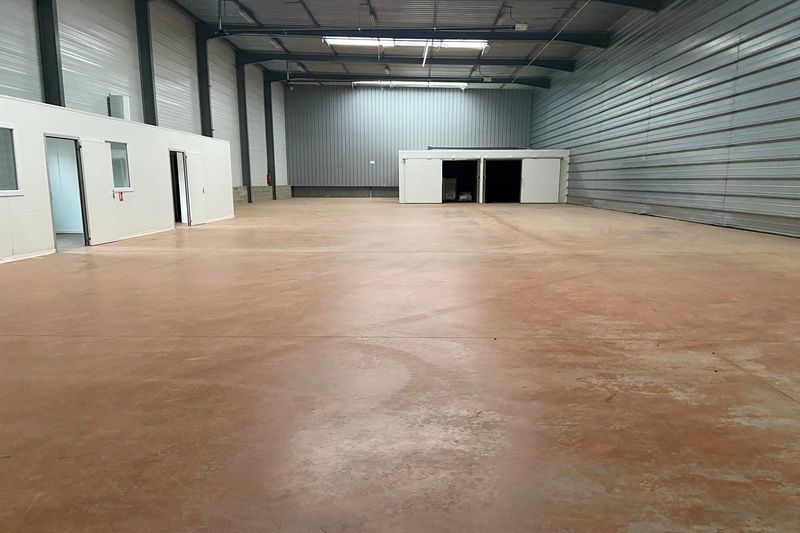 A la vente et à la location, bâtiment indépendant d'environ 2 200 m² avec 22 places de stationnement.