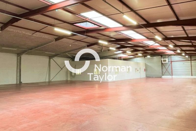 Location local d''activites 3828 m² divisibles à partir de 781 m²