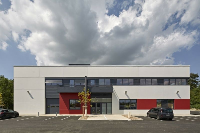 Plusieurs surfaces de locaux mixtes activités/bureaux de 606 m² divisibles à partir de 210 m² à Dardilly.