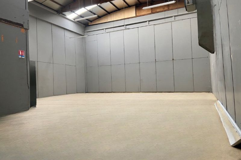 A louer des locaux activités/bureaux d'une surface totale de 440 m² à Dardilly