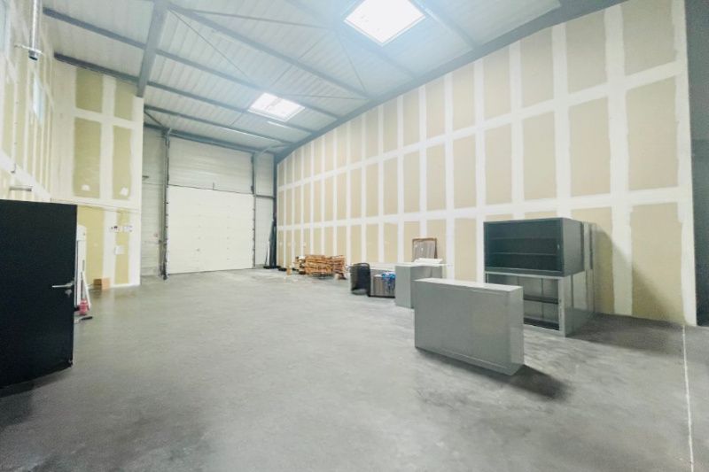 A louer 560 m² de locaux d'activités divisibles à partir de 280 m² à St Priest.