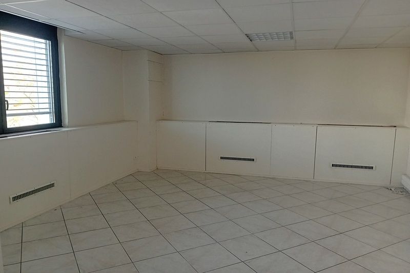 132 m² de Bureau à louer au 9ème étage avec Stockage et 2 Parkings
