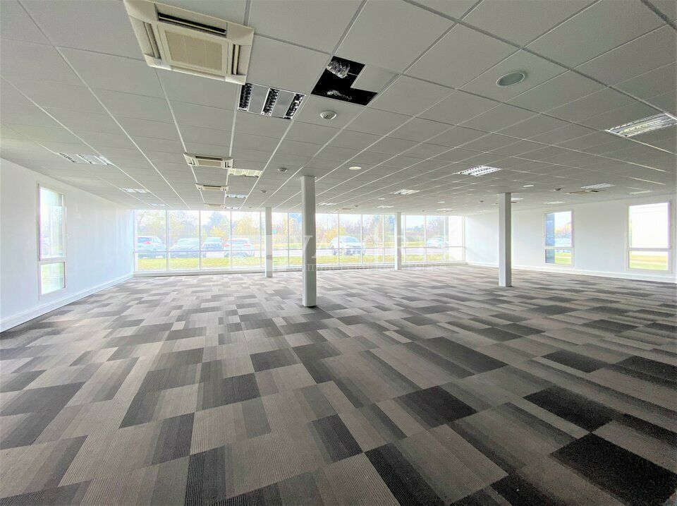 2314 m² pour ce bureaux en location à Saint priest