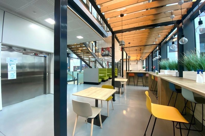 DARDILLY TECHLID - Bureaux à louer de 3 200 m² environ divisibles à partir de 984 m² avec parkings.