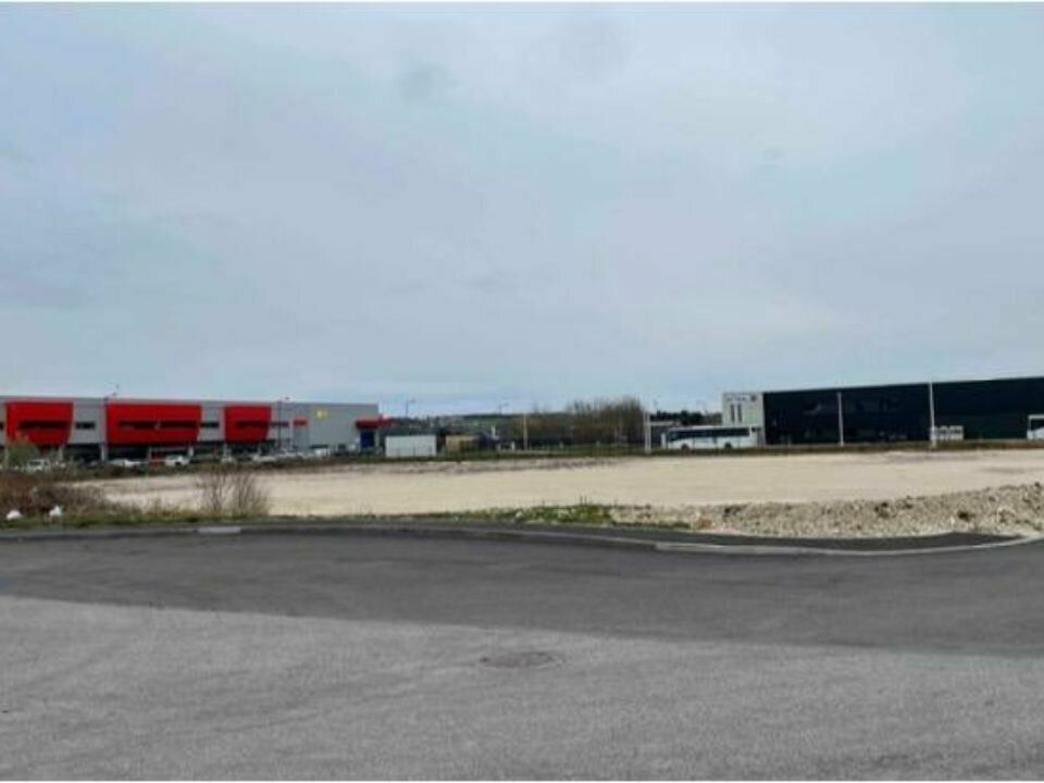 Location local d''activites 1984 m² divisibles à partir de 199 m²