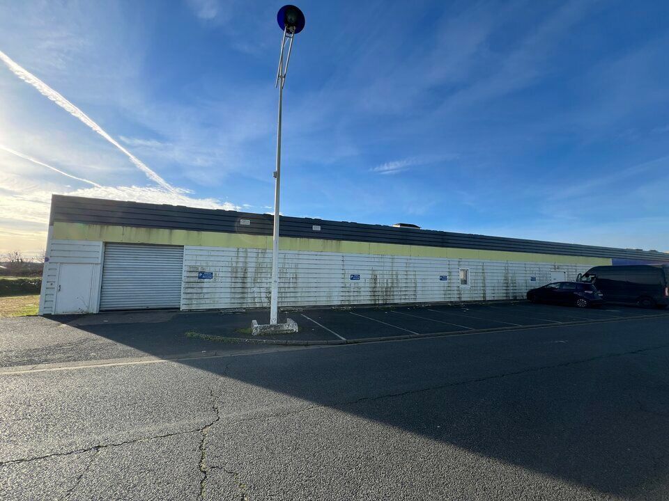 Location local commercial 325 m² non divisibles