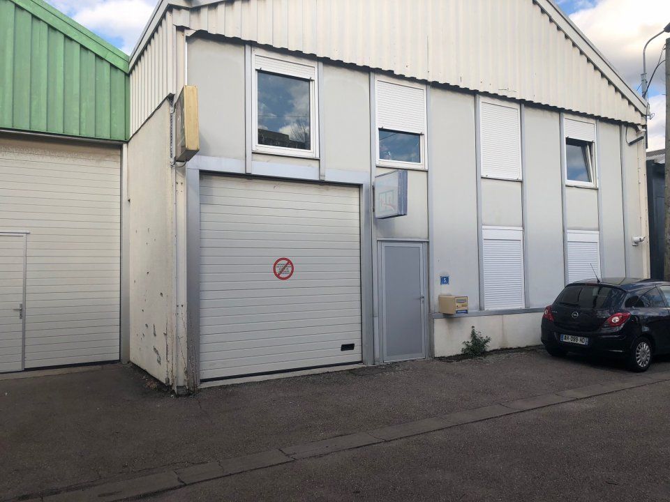 Location local d''activites 188.21 m² non divisibles