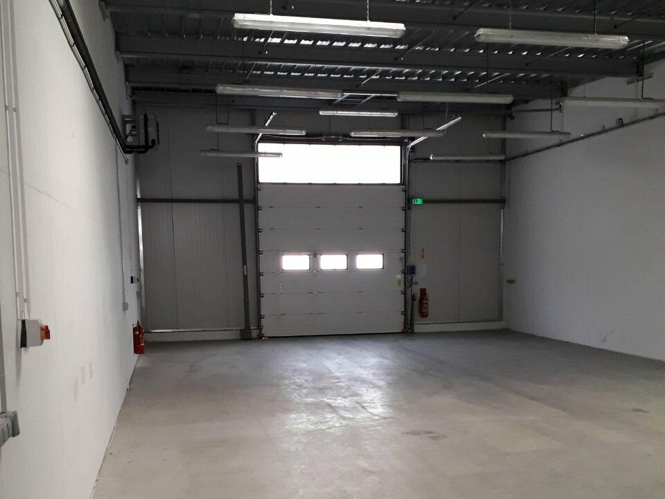 Location local d''activites 400 m² divisibles à partir de 200 m²