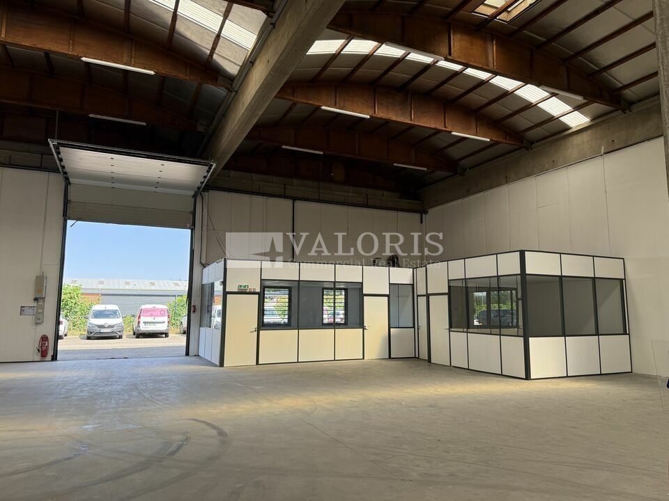Valoris Real Estate vous propose à la location des locaux d'activités avec bureaux dans un parc situé à St Priest. Accès rapide à l'autoroute A43 et au boulevard périphérique. A proximité d'un centre commercial.