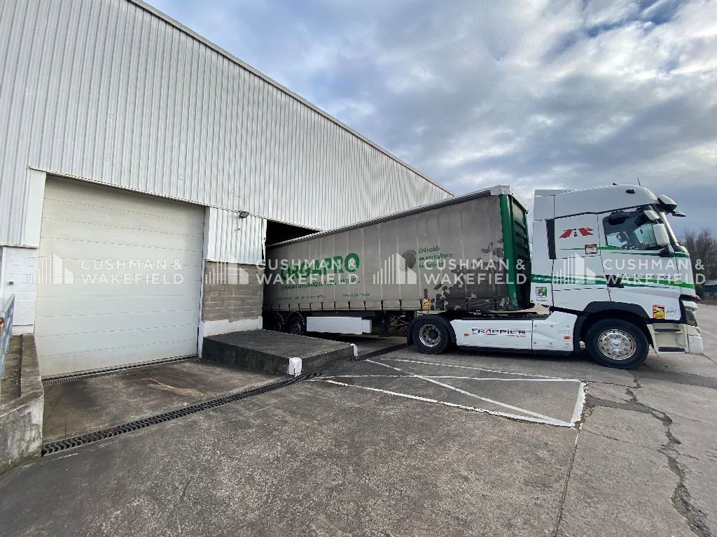 Location entrepôt 635 m² non divisibles
