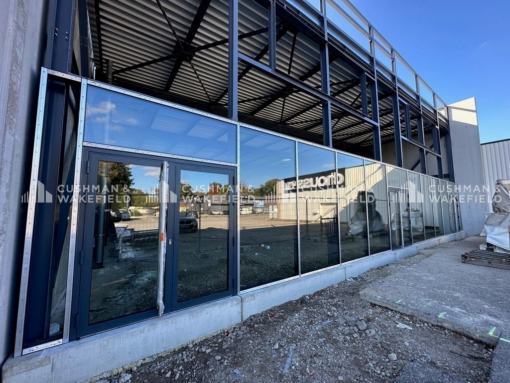 Location locaux commerciaux 1100 m² non divisibles