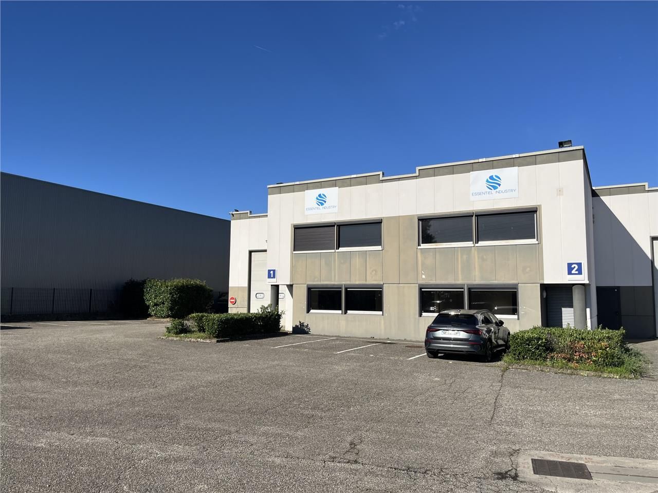 Location local 1926 m² à Décines-Charpieu