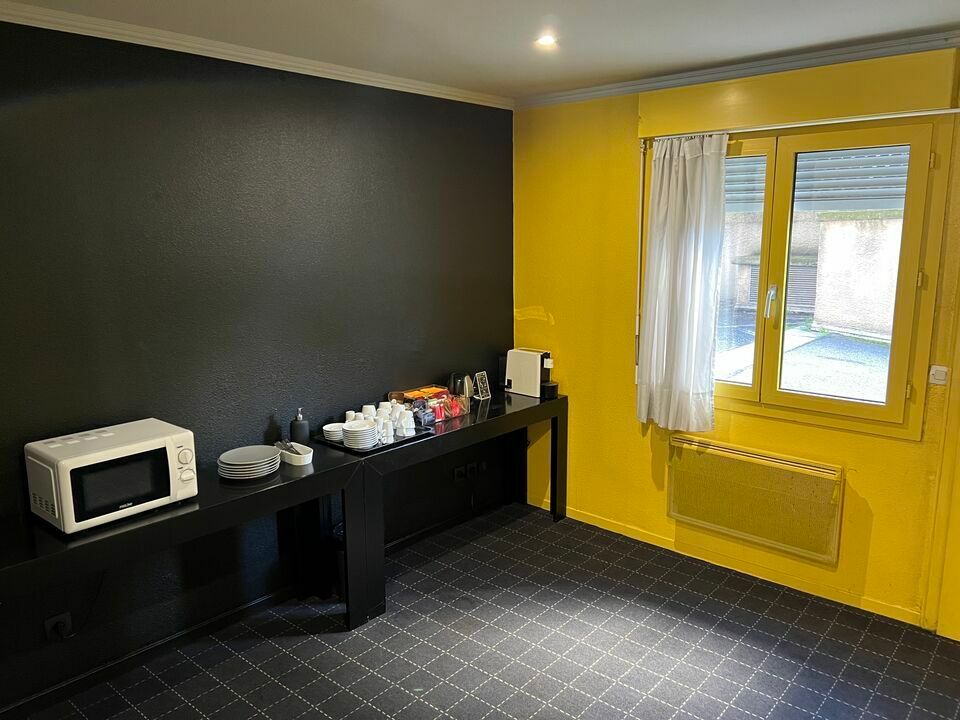 VALENCE Centre ville, à louer - Bureaux - Belle vitrine - Bonne visibilité - Parkings privatifs