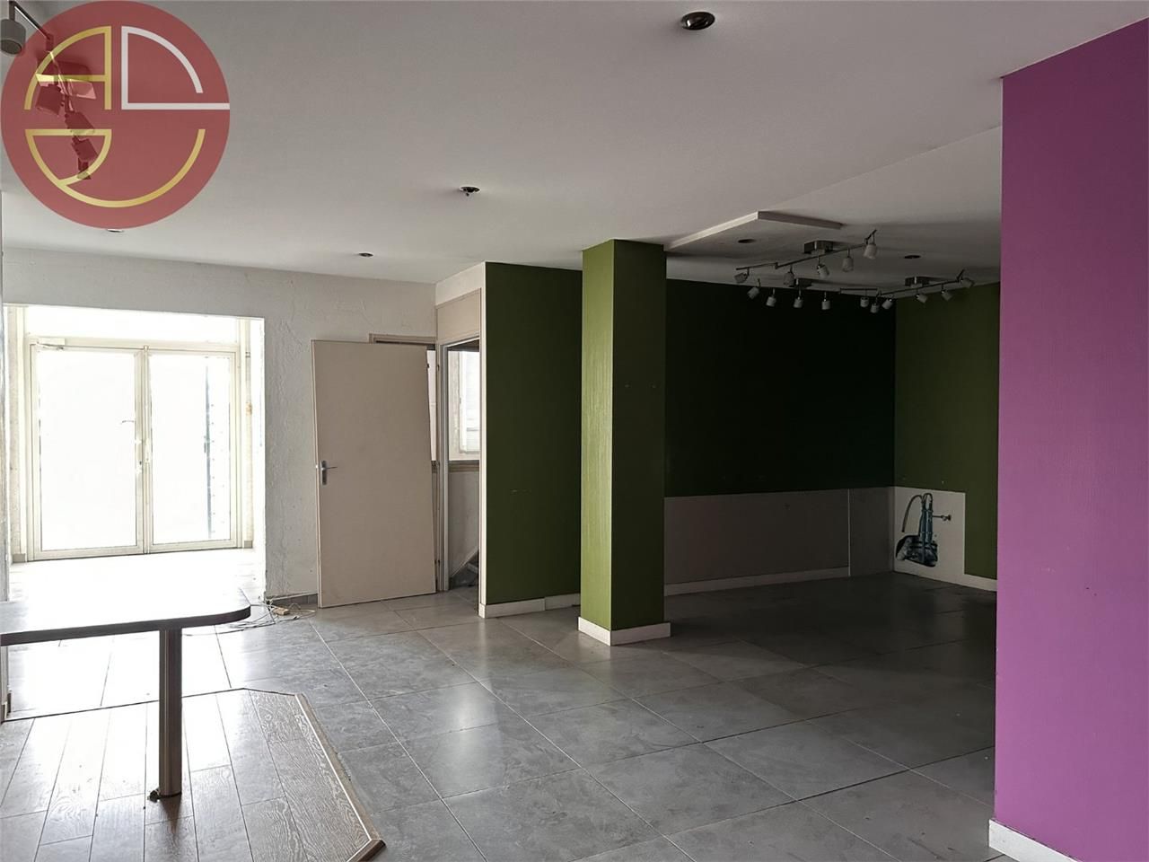 Location local commercial 420 m² à PINS-JUSTARET