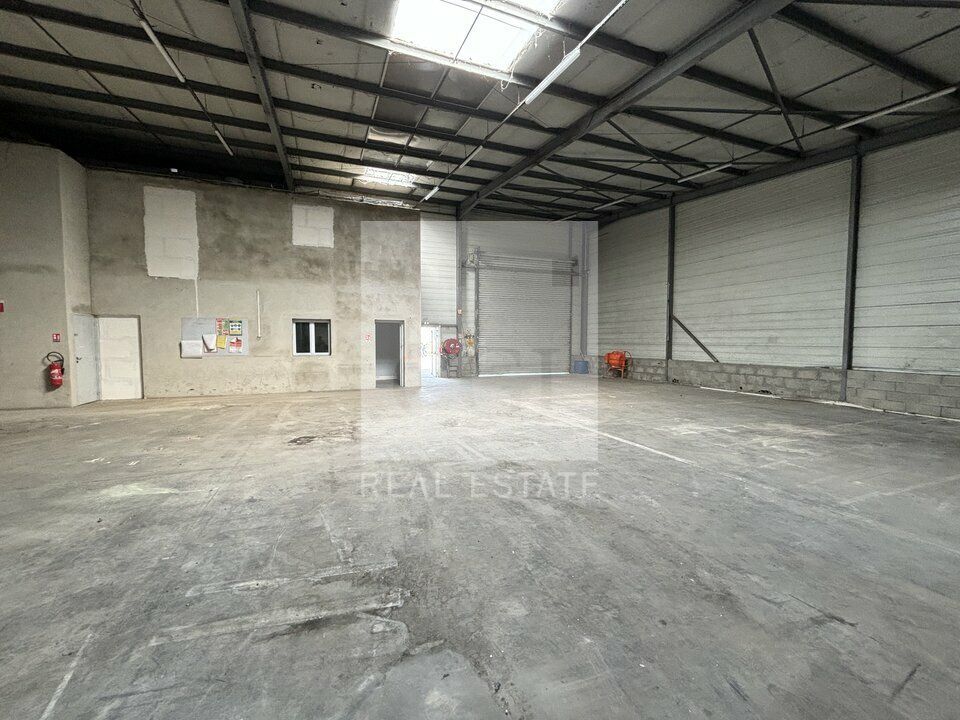 À Louer : Local d'Activités de 967 m² – Toussieu – Site Sécurisé, Bureaux & Accès PL